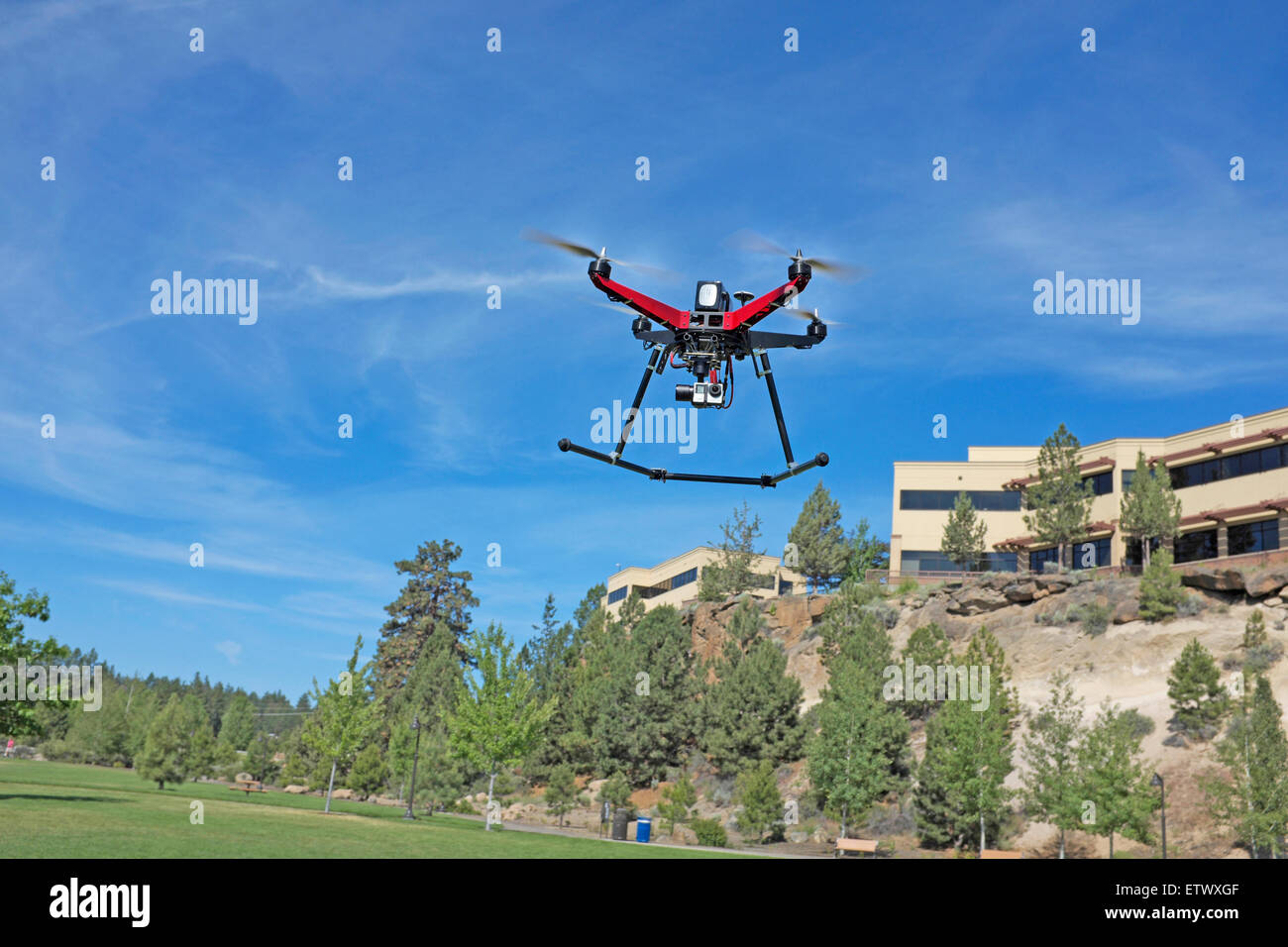 Ein Quadrocopter Drohne, ausgestattet mit einer Gopro-Kamera im Flug. Stockfoto