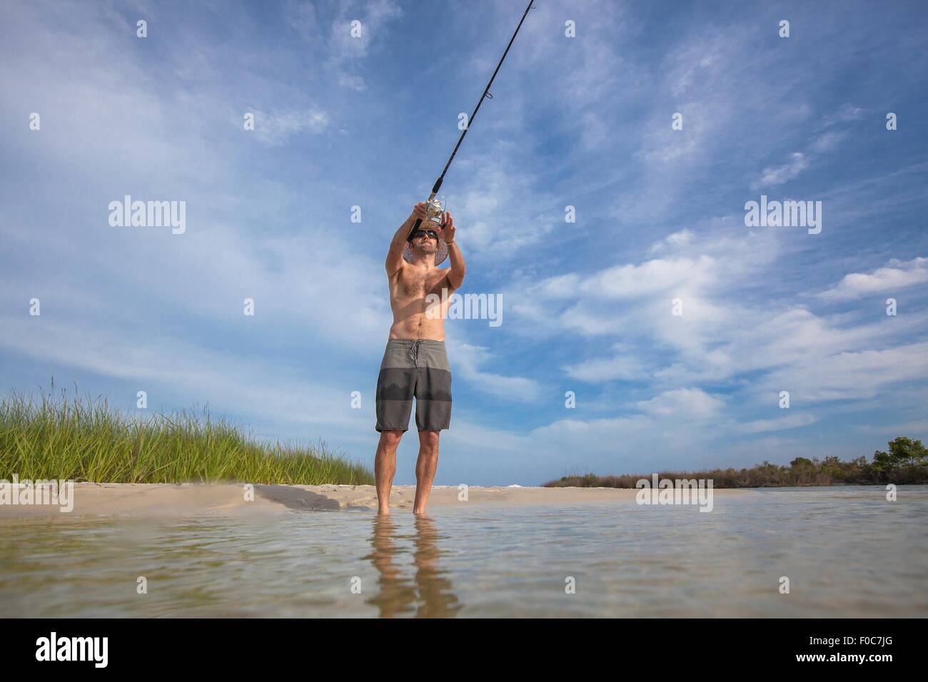 Niedrigen Winkel Ansicht von reifer Mann Angeln, Fort Walton, Florida, USA Stockfoto