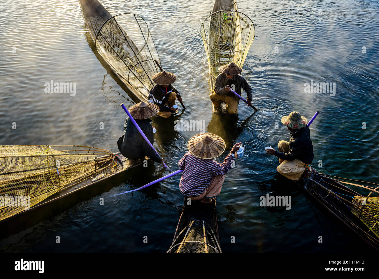 Erhöhte Ansicht der asiatischen Fischern, die in Kanus am Fluss Stockfoto