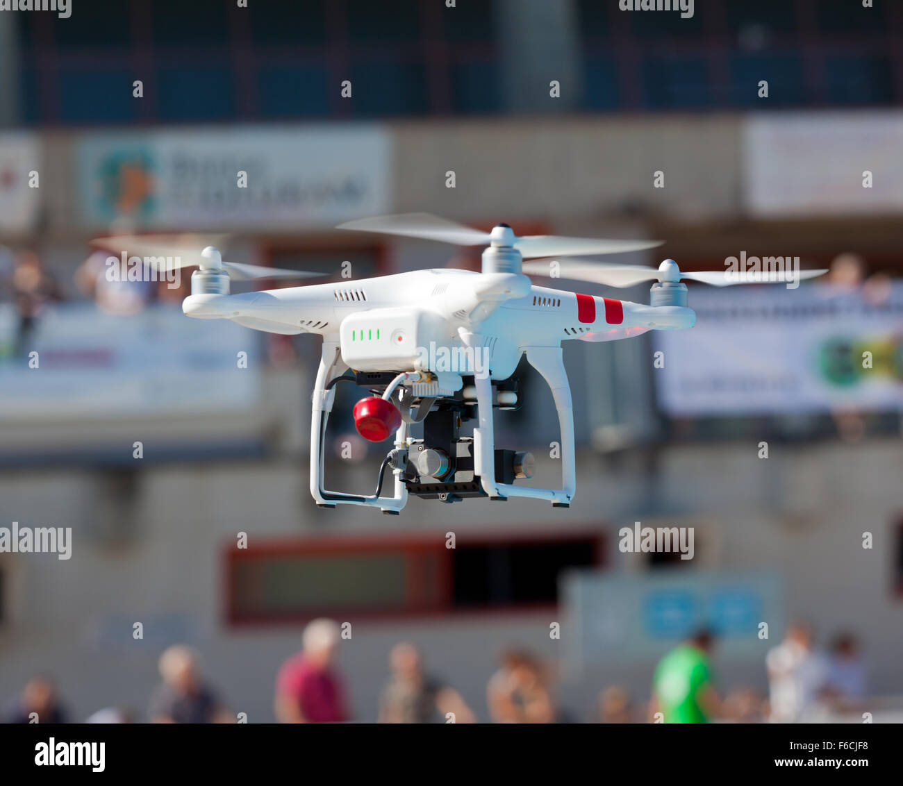 Weiße Drone Quadrocopter im Flug mit kleinen Camcorder. Stockfoto