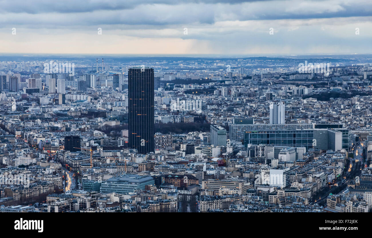 Abenddämmerung Bild über Tour Montparnasse-Viertel von Paris an einem Winterabend. Stockfoto