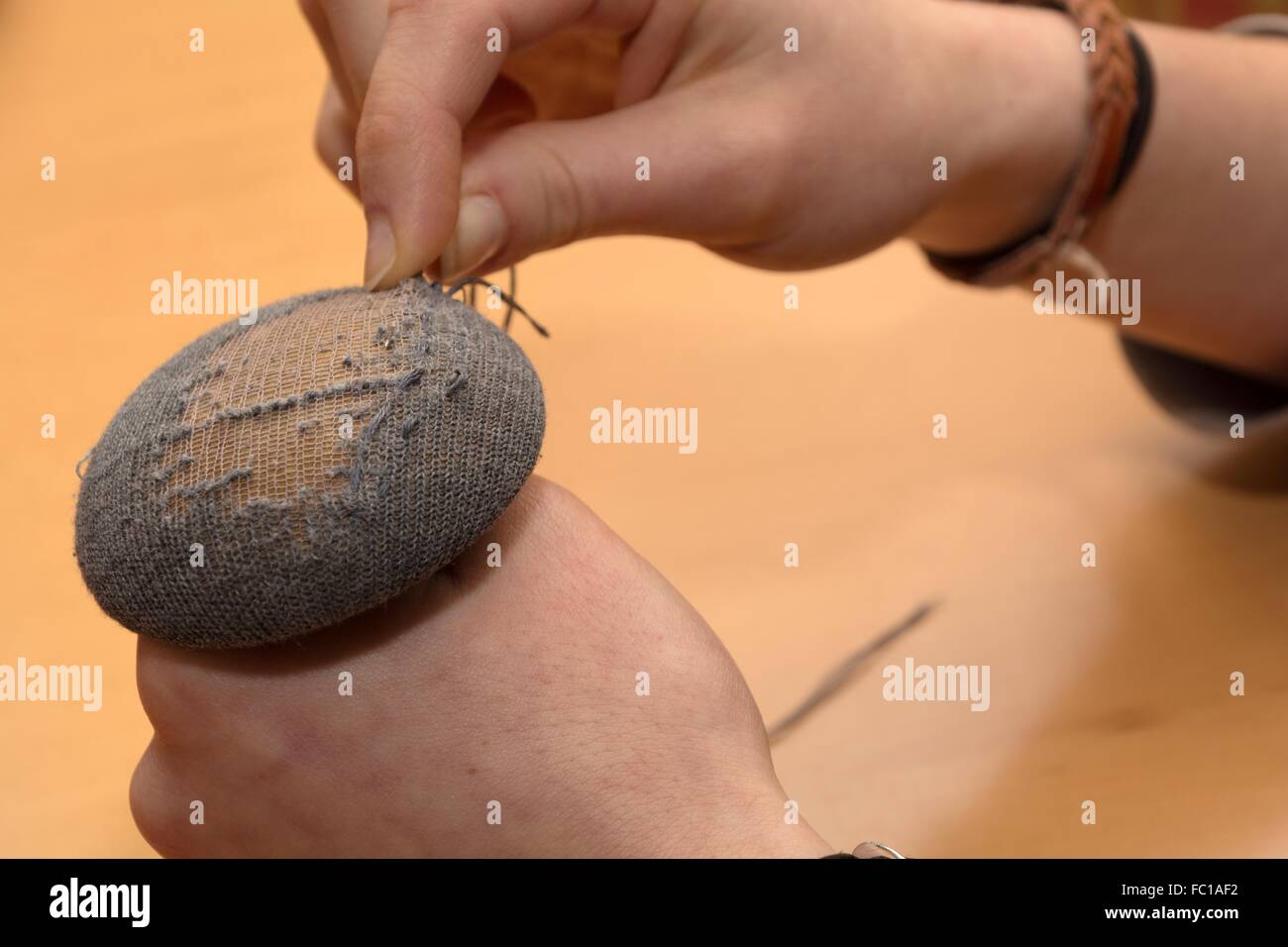 Socken Stopfen - alte Handarbeit Stockfoto