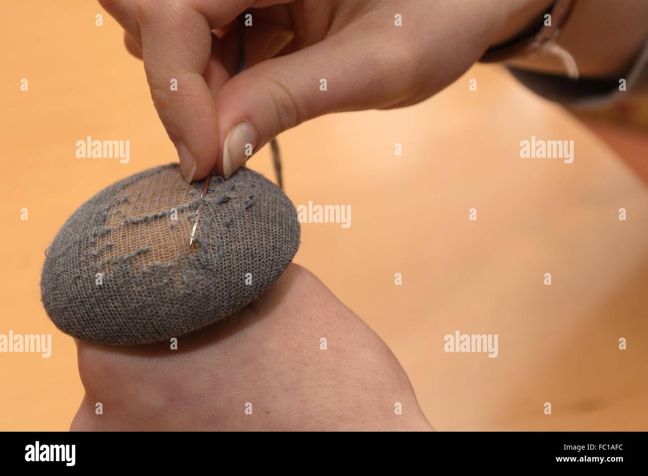 Socken Stopfen - alte Handarbeit Stockfoto