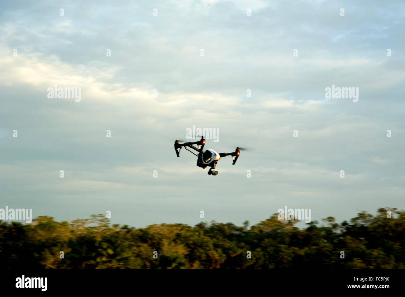 Drohne fliegt über bewaldete Landschaft Stockfoto