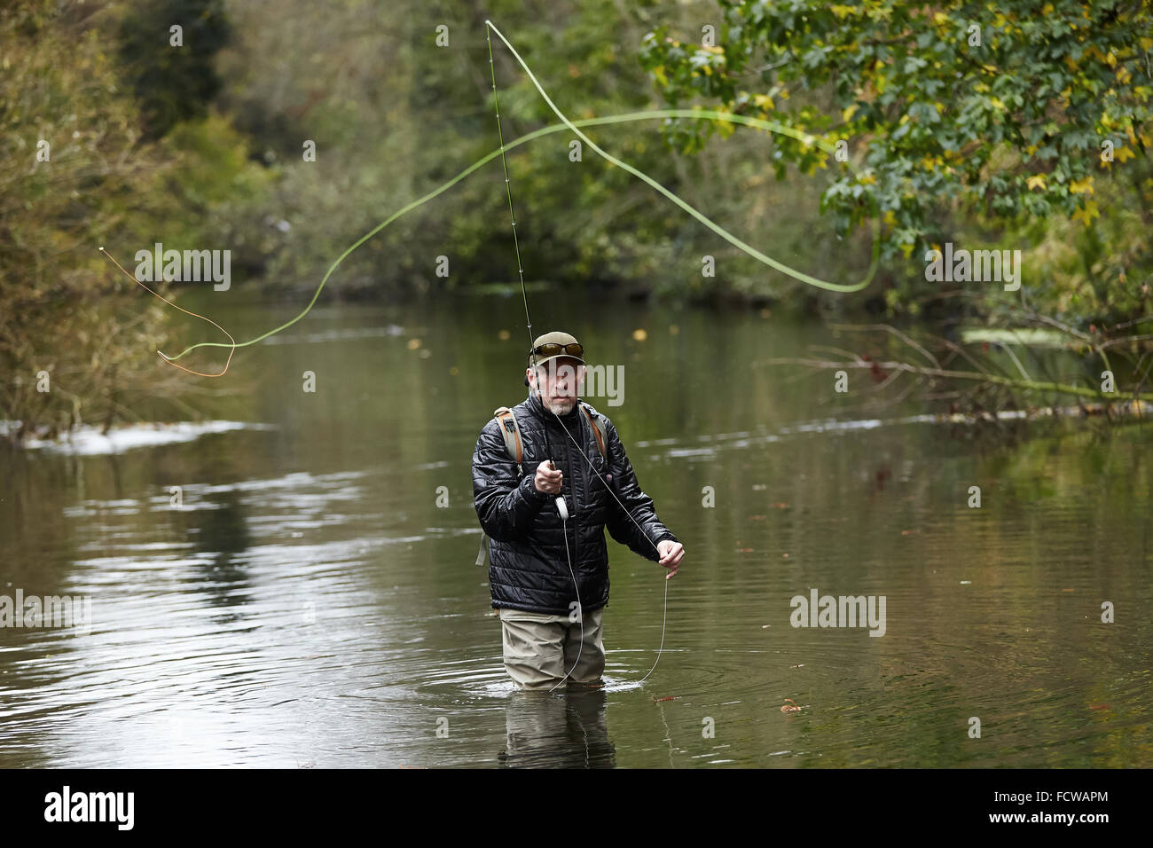 Ein Mann-Fliegenfischen in einem Fluss Stockfoto