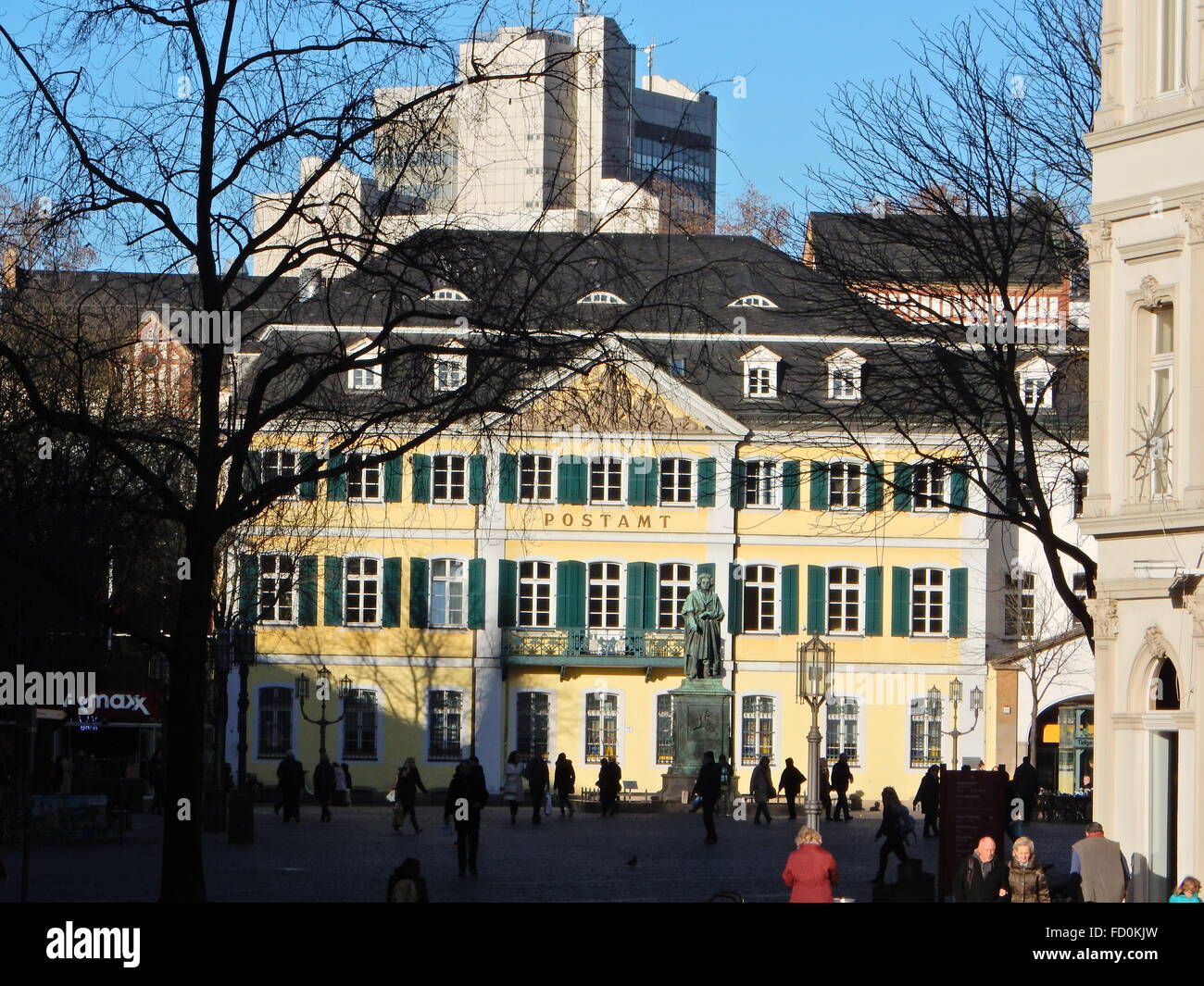 Freuen Sie auf dem "Münsterplatz" mit Beethoven-Gedenkstätte, Post und das neue Rathaus im Hintergrund in Bonn, Deutschland Stockfoto