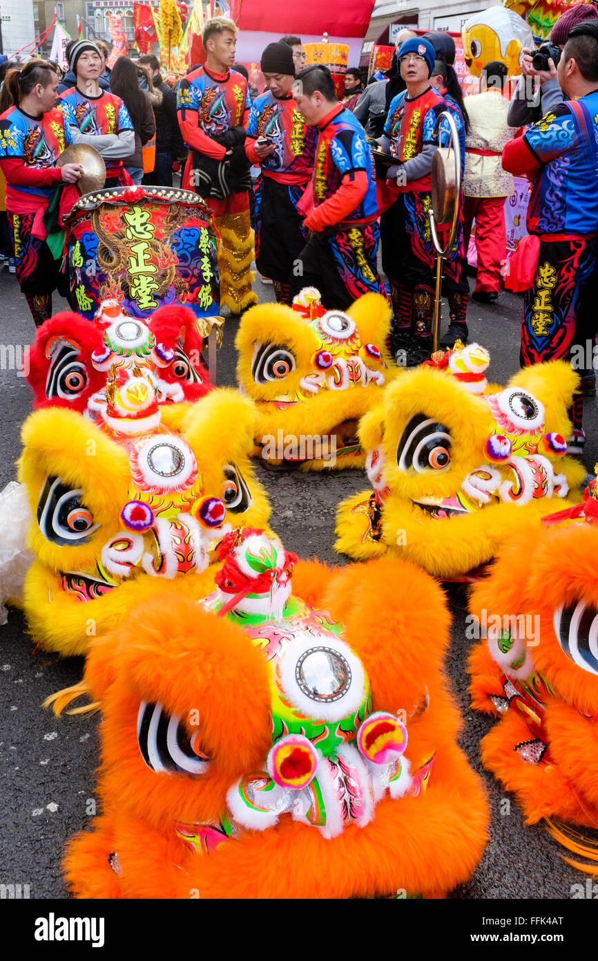 Chinese New Year, London: Löwen Tänzer vorzubereiten für die parade Stockfoto