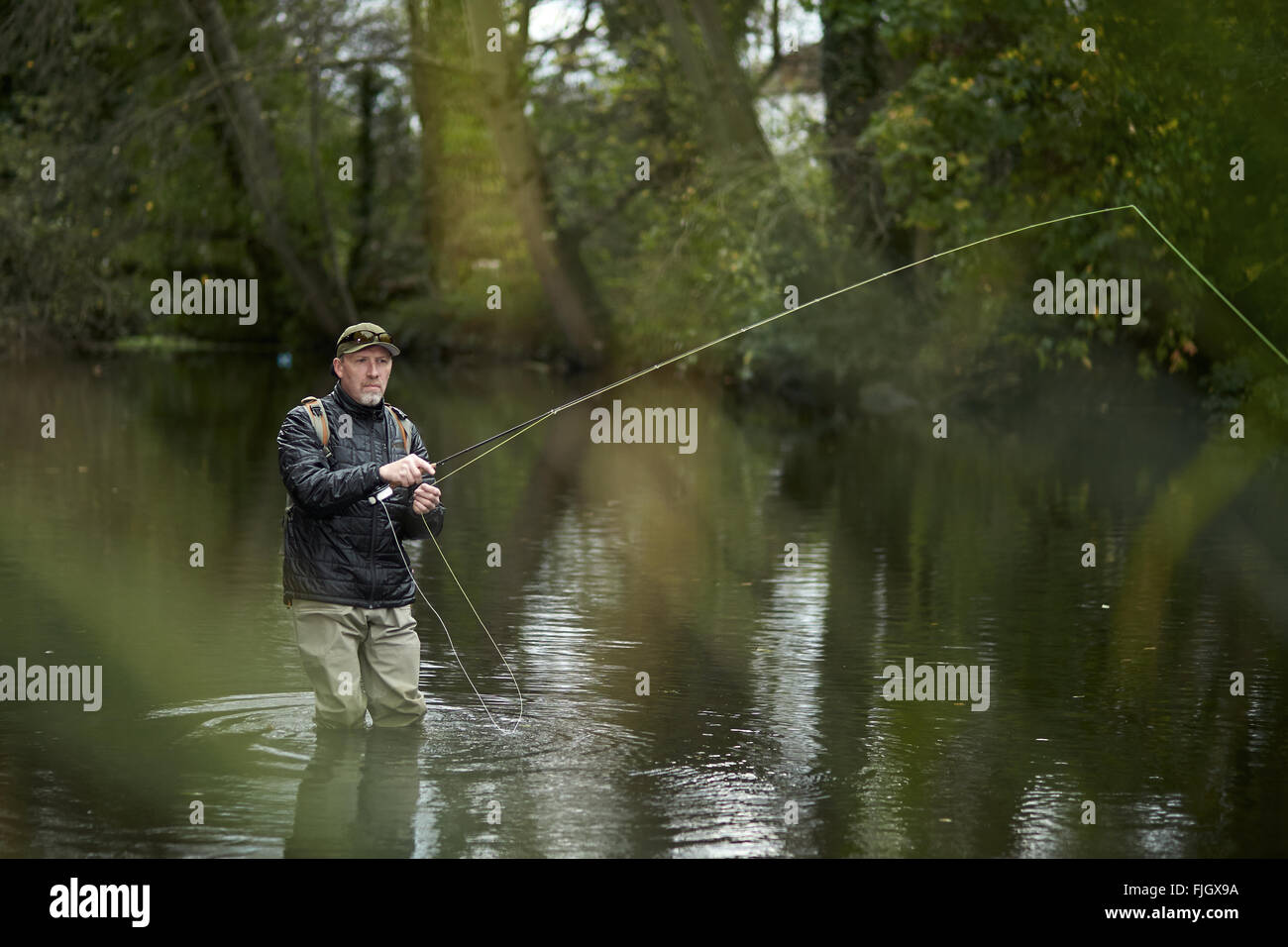 Ein Mann-Fliegenfischen in einem Fluss - London, UK Stockfoto