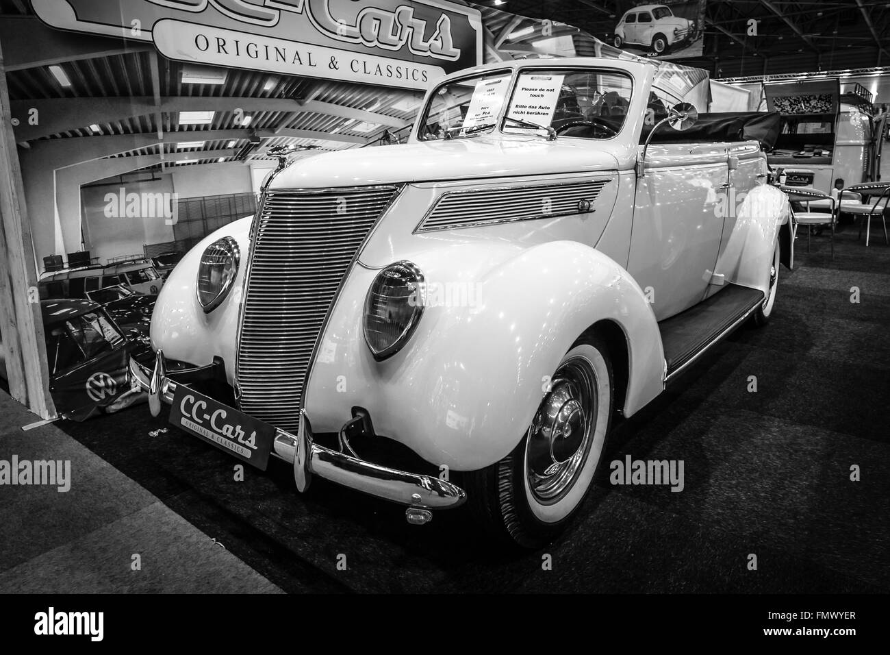 Full-size Car Ford V8 Cabrio, 1937. Schwarz und weiß. Stockfoto