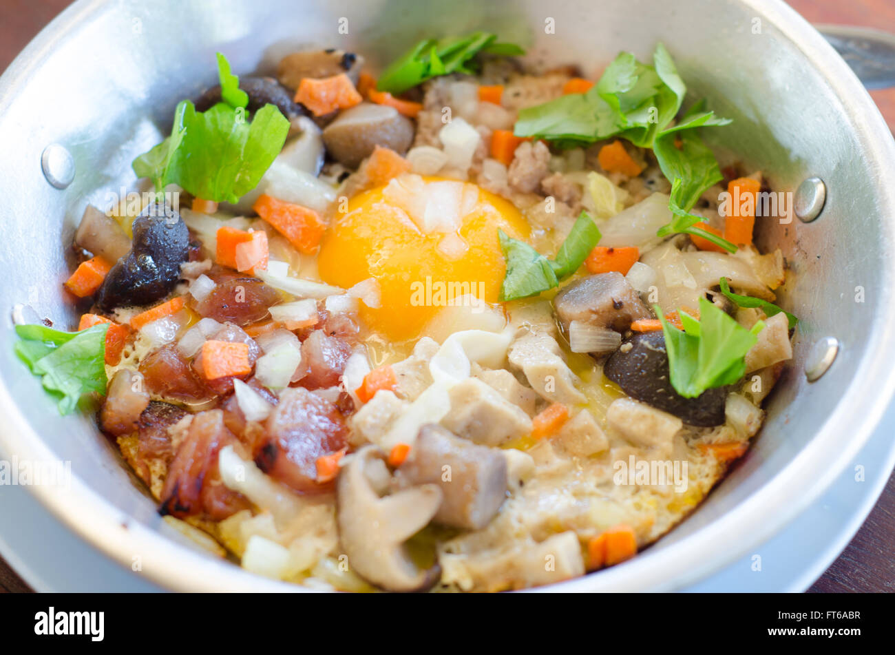 Gebratenes Ei Zeug mit heißen Pfanne, traditionelles Frühstück Stockfoto