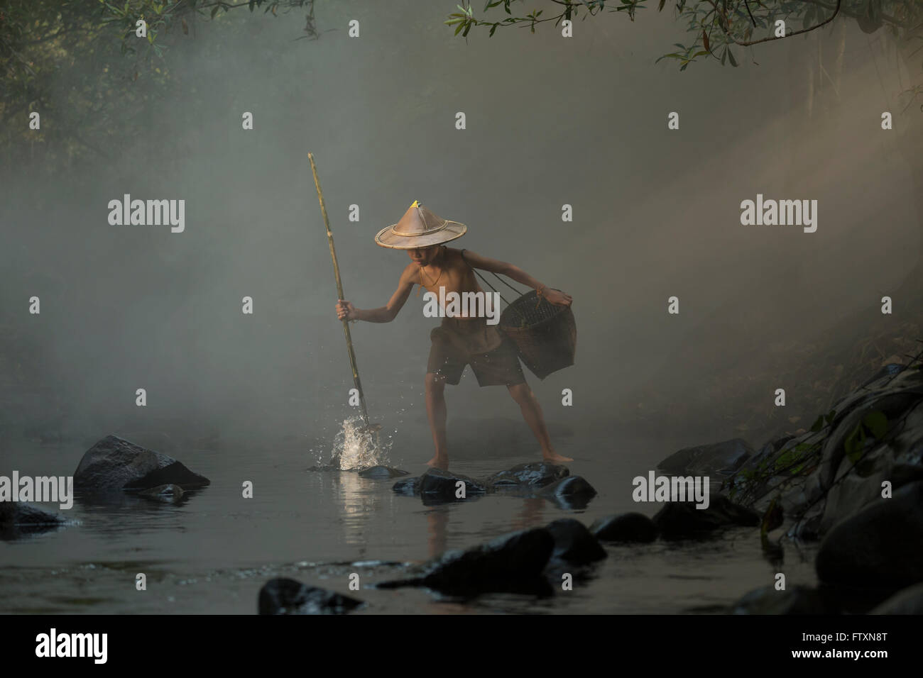 Junge, Fischen mit einem Speer, Nong Khai, Thailand Stockfoto