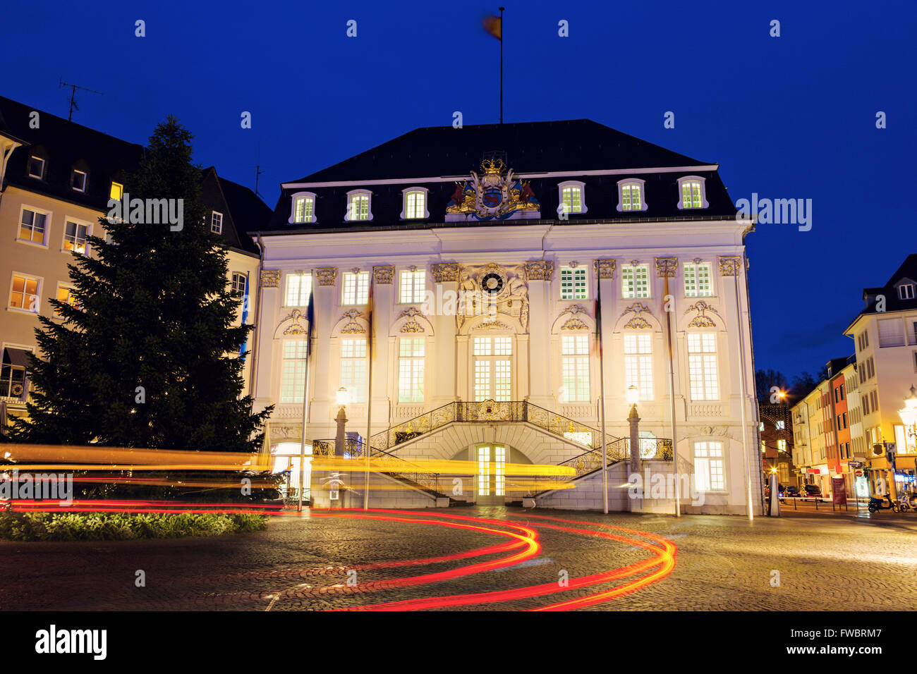 Bonn Rathaus bei Nacht Stockfoto