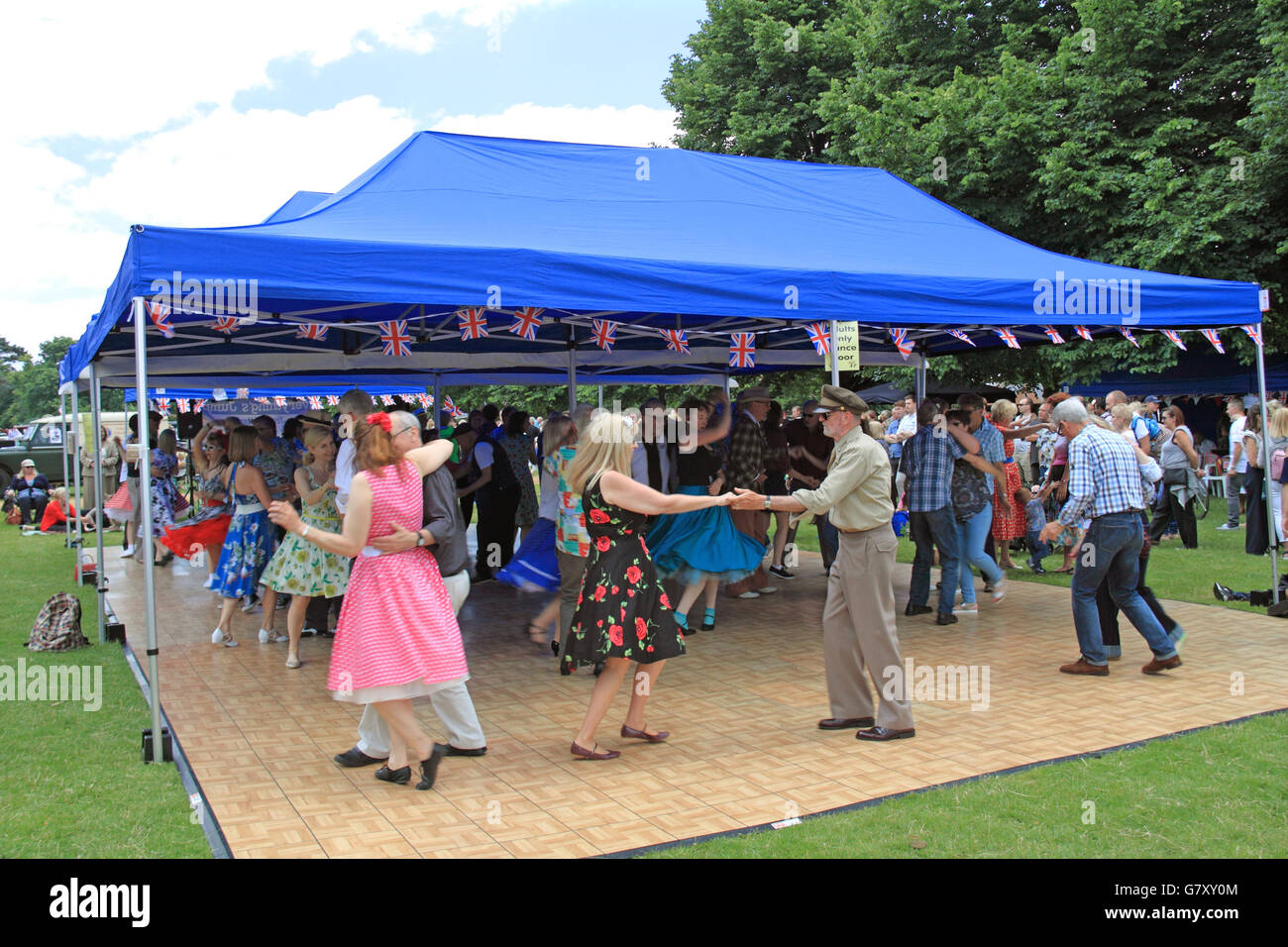 Jive und Swing Tanz Zelt, Hanworth Classic Car Show, 26. Juni 2016. Bushy Park, Hampton Court, London Borough of Richmond, England, Großbritannien, Vereinigtes Königreich, UK, Europa. Vintage, klassisch und amerikanischen Fahrzeug zeigt plus 40 und 50 ist tanzen und Stände. 8. Jahrestagung der Beschaffung von Mitteln für Shooting Star Chase Kinderhospiz. Bildnachweis: Ian Bottle / Alamy Live News Stockfoto