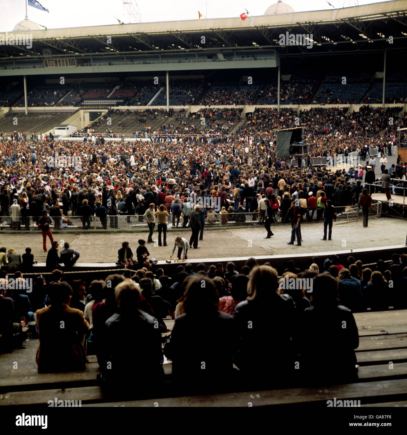 Rock-Enthusiasten im Wembley Stadium, wo viele Tausende an einem Rock 'n' Roll-Festival teilnahmen, das Mode von vor zwei Jahrzehnten hatte. Stockfoto