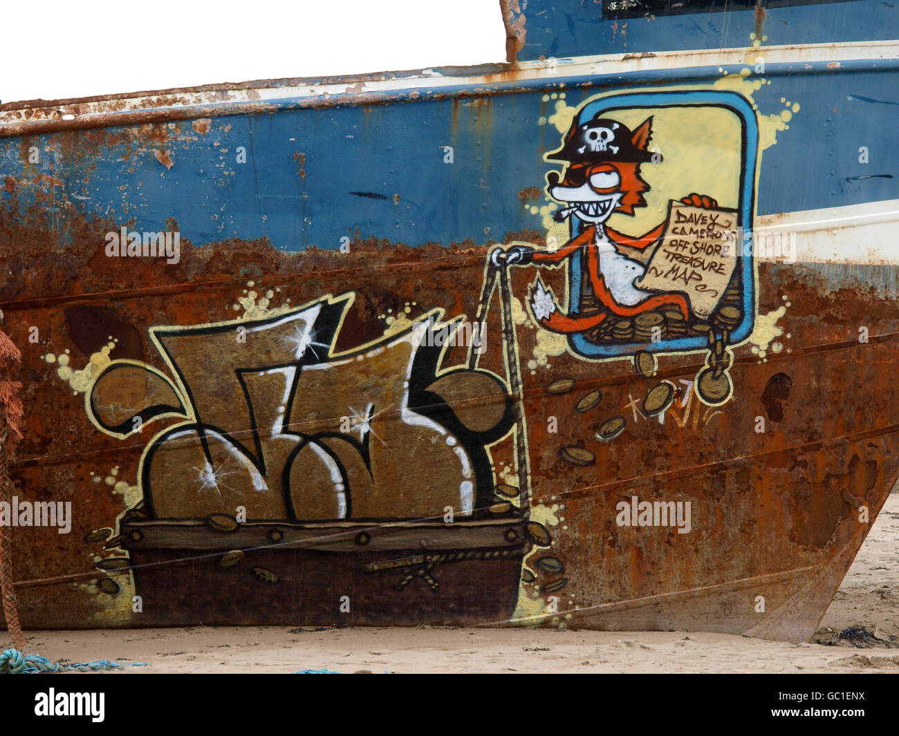 Politische Graffiti auf der Seite einen rostigen Schiff, Instow, Devon, UK Stockfoto