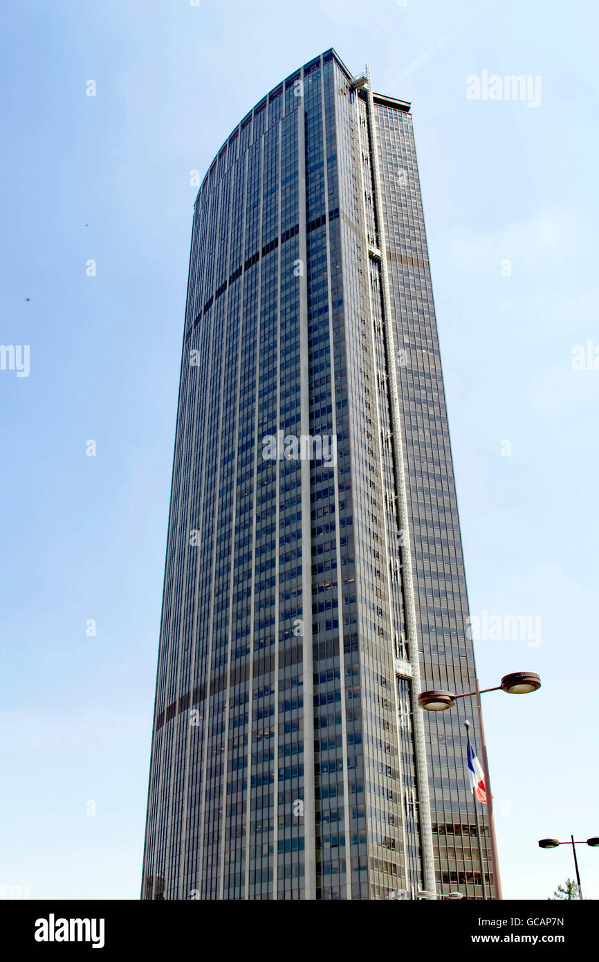 Montparnasse Turm und französische Flagge, Paris, Frankreich Stockfoto