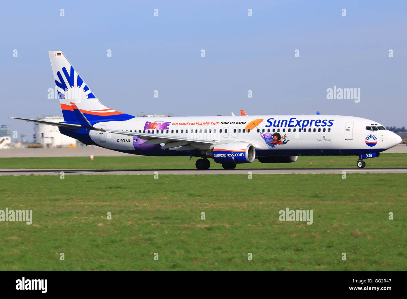 Stuttgart/Deutschland 3. August 2015: Boeing 737 von Sunexpress am Stuttgarter Flughafen. Stockfoto