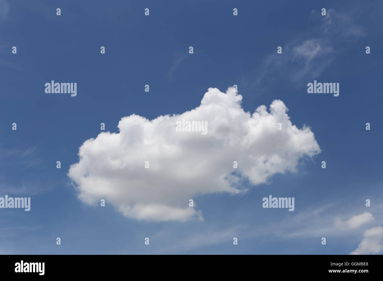 Wolke am blauen Himmel tagsüber hell Wetter für Design-Natur-Hintergrund. Stockfoto