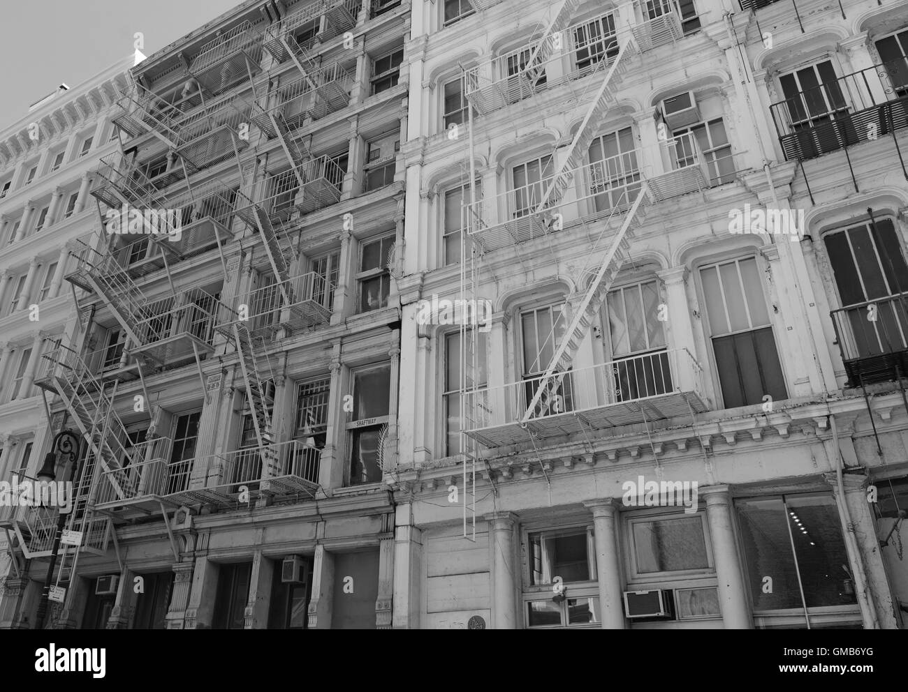 Feuerleiter an Außenseite des Apartment-Gebäudes in New York City Stockfoto