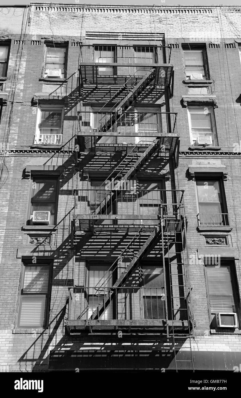 Feuerleiter an Außenseite des Apartment-Gebäudes in New York City Stockfoto