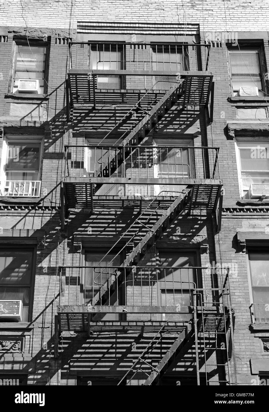 Feuerleiter an Außenseite des Apartment-Gebäudes in New York City Stockfoto