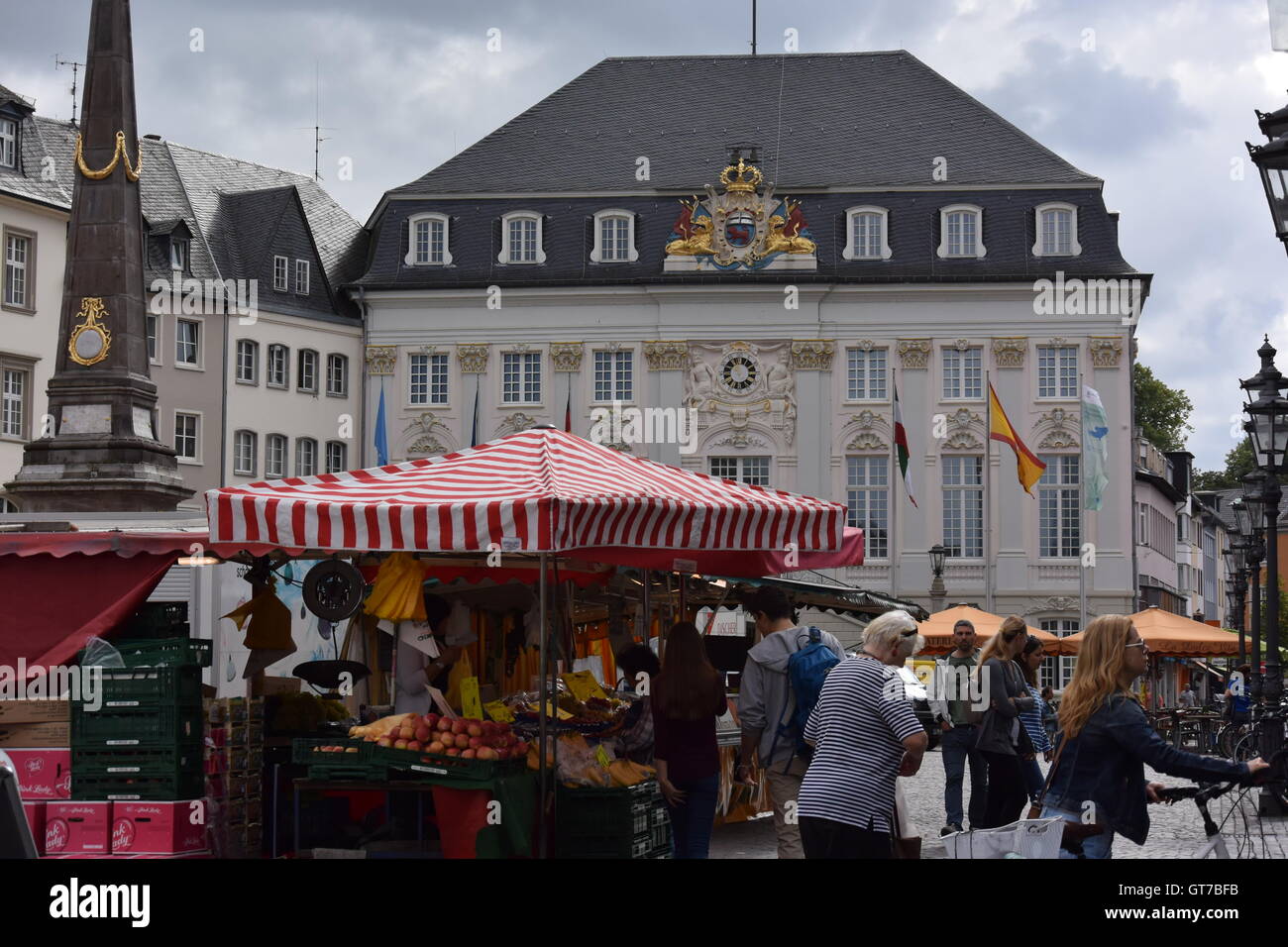 Das berühmte alte Rathaus auf dem Marktplatz in Bonn, Deutschland Stockfoto