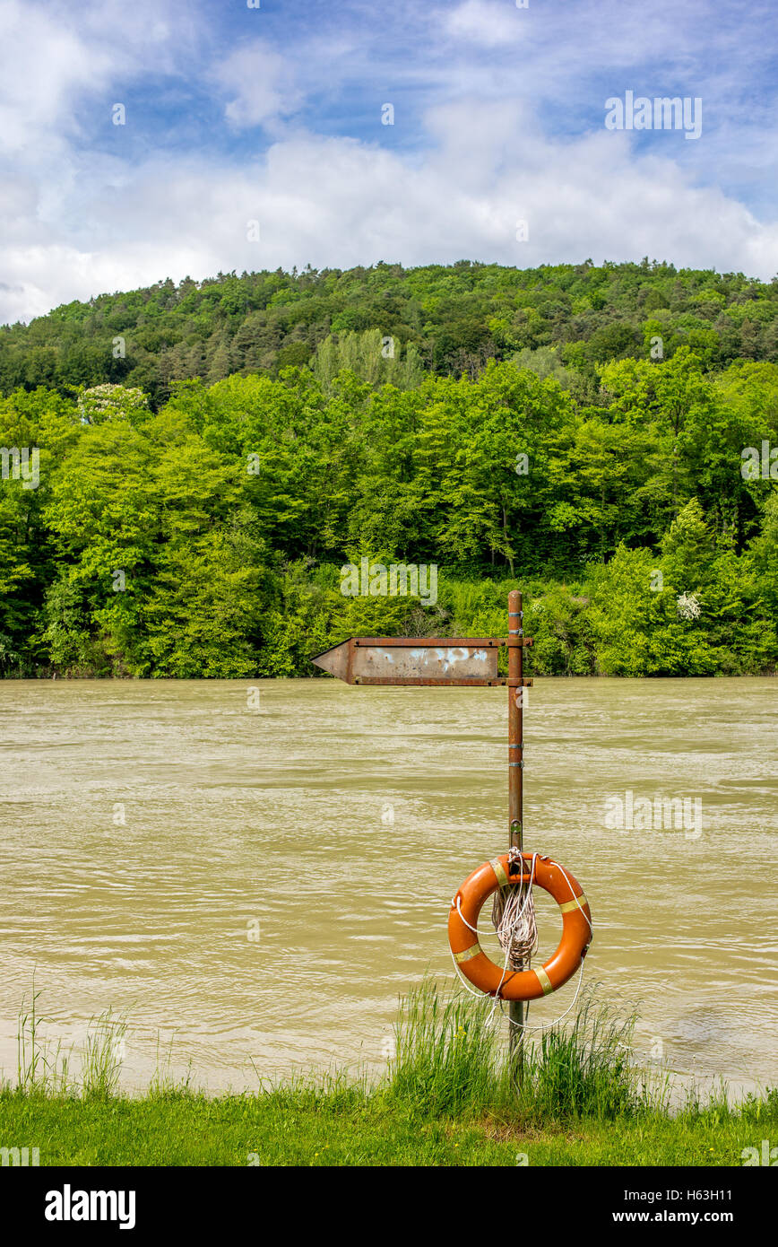 Pfeil-Symbol auf dem Rhein Stockfoto