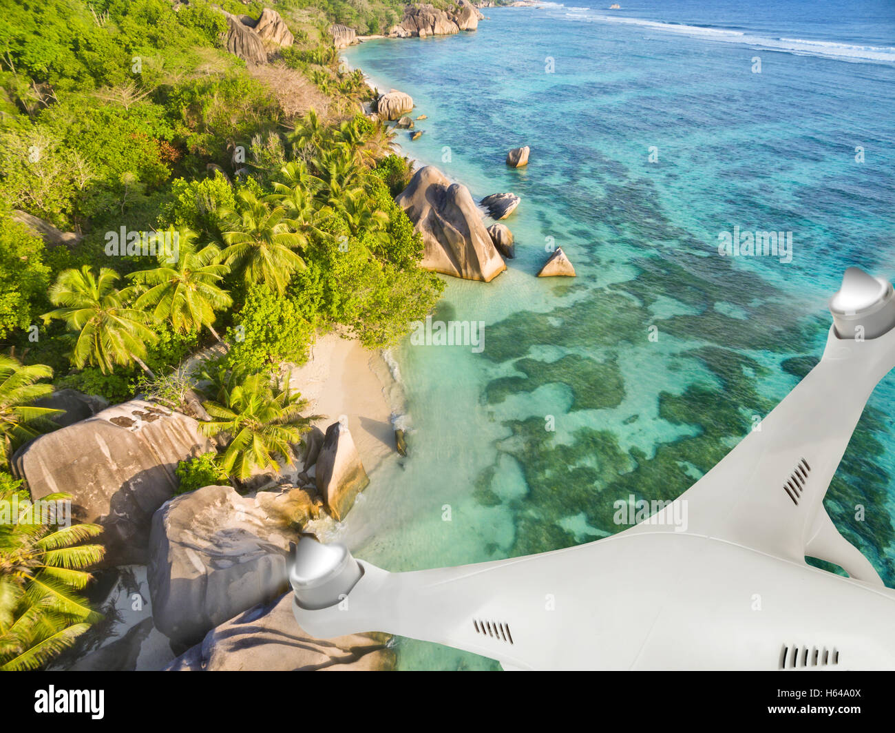 Drohne fliegen über tropische Strände auf den Seychellen Stockfoto