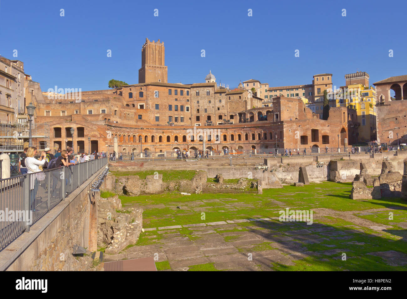 Ruinen des antiken Rom bewahrt und Touristen in Italien. Stockfoto