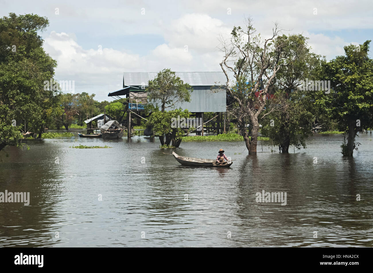 Fischerboot am Tonle Sap Wasser Dorf, in der Nähe von Siam Reap, Kambodscha Stockfoto