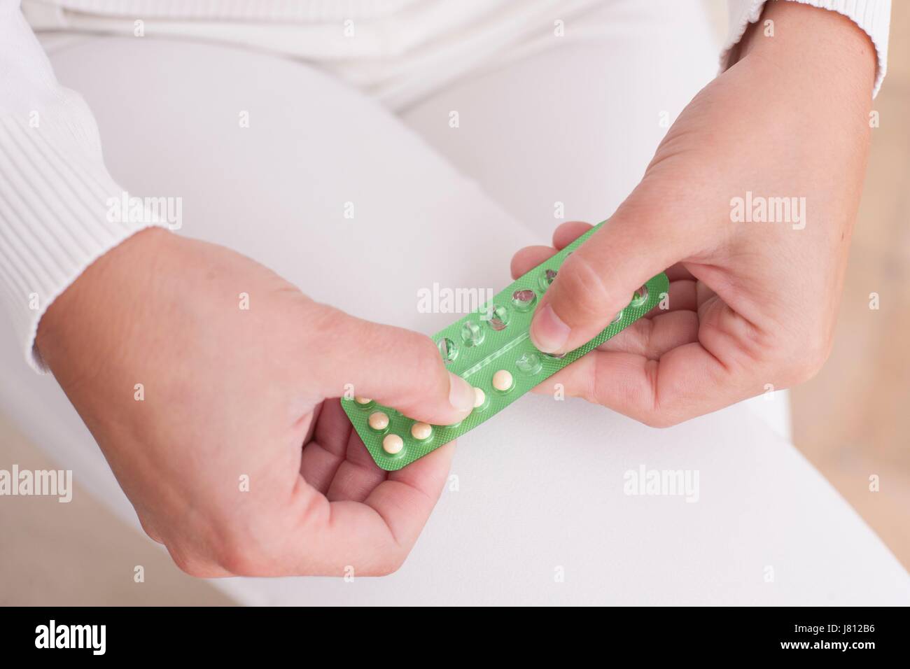 Frau mit Blisterpackung mit empfängnisverhütenden Pillen. Stockfoto