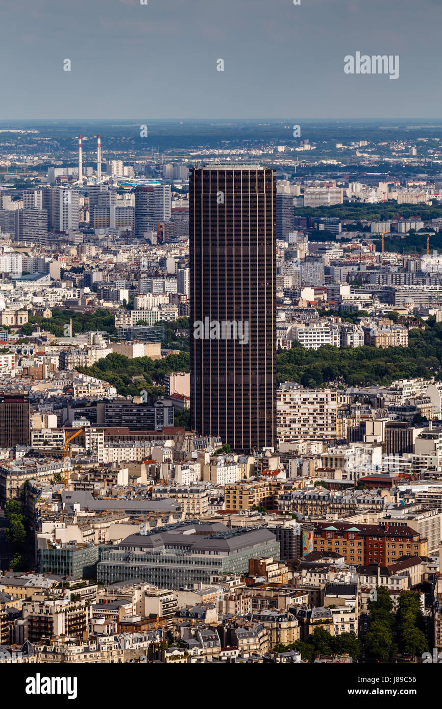 PARIS - Juni 29: Tour Montparnasse am 29. Juni 2013 in Paris, Frankreich. Tour Montparnasse - Wolkenkratzer in 15 th Arrondissement von Paris. Geschichte s Stockfoto