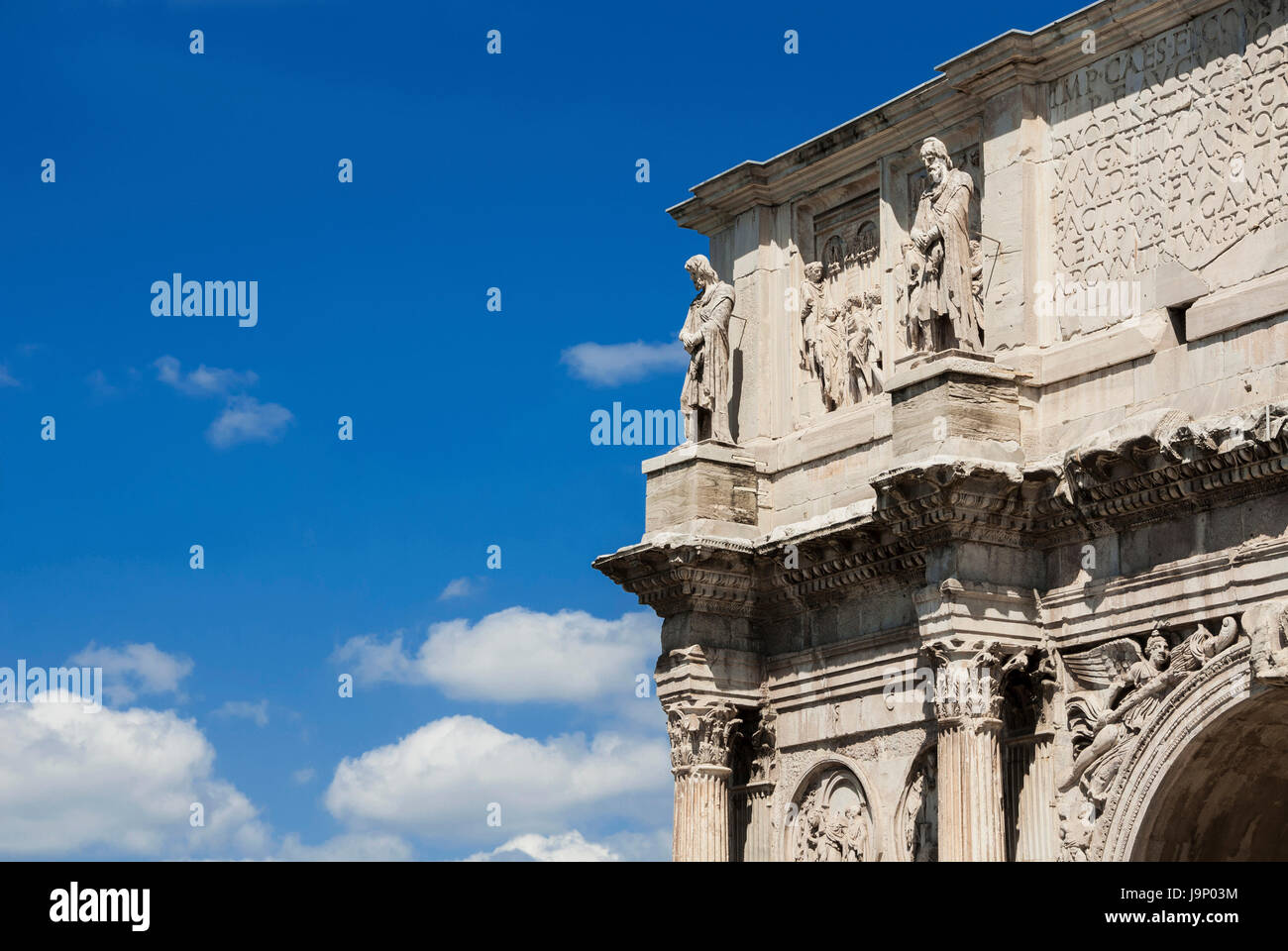 Antike Triumphbogen des Konstantin in Rom (mit blauen Himmel und Kopie) Stockfoto