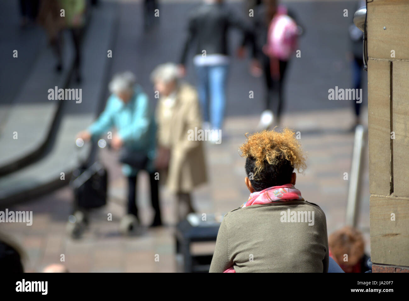 Jugend Betrachtung Alter junge Mädchen Blick auf Senioren mit Zimmer frame Stockfoto