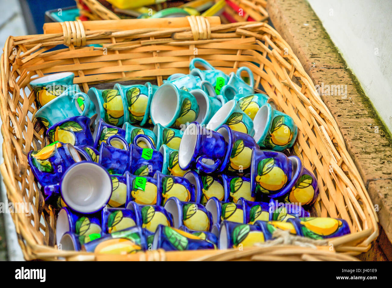 Traditionellen handbemalten Souvenirs zum Verkauf, Amalfiküste, Italien Stockfoto