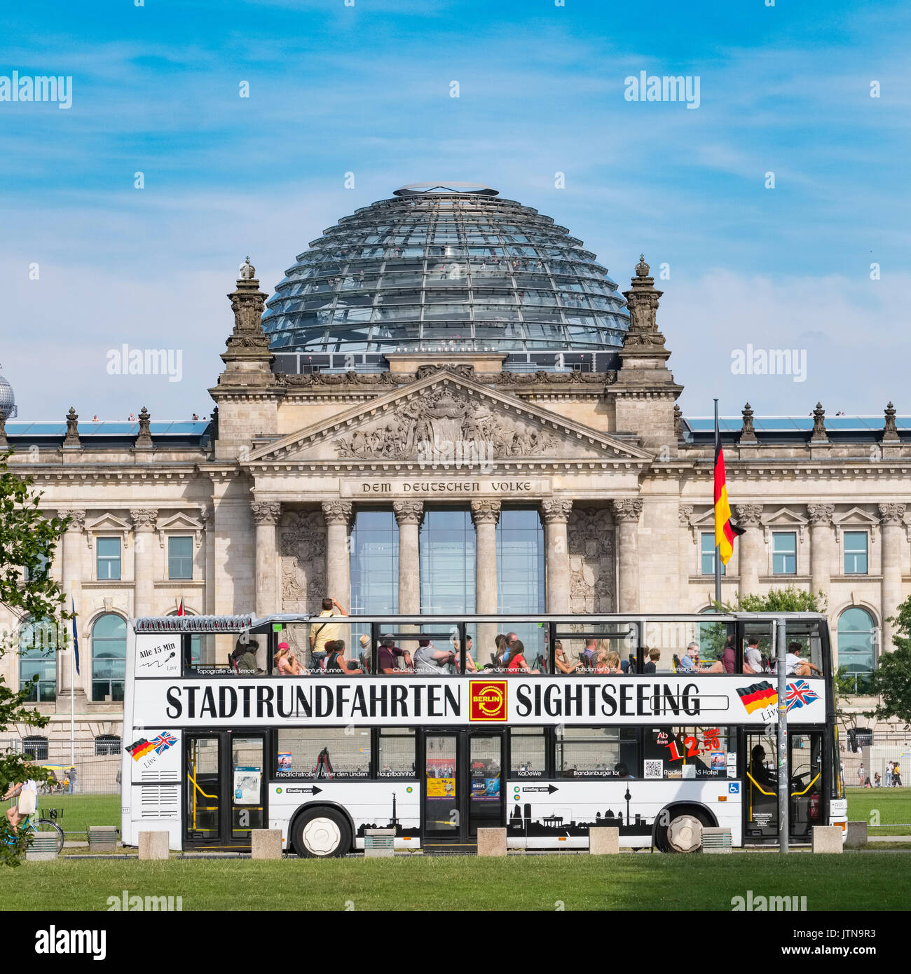 Touristen Sightseeing City Bus Tour geht der Deutsche Reichstag in Berlin Deutschland Stockfoto