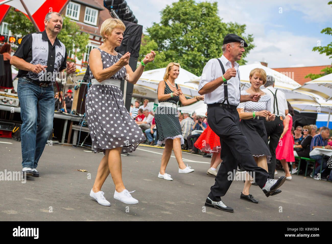 Rock Roll tanzen und nostalgisch gekleidete Besucher der Golden Oldies Festival 2017, Wettenberg, Deutschland. Die Golden Oldies Festival ist eine jährliche nostalgische Festival (est.1989) mit Fokus auf die 1950er bis 1970er Jahren, mit mehr als 1000 ausgestellten Oldtimer und alte Hasen, über 50 live Bands und nostalgischen Markt. Credit: Christian Lademann Stockfoto