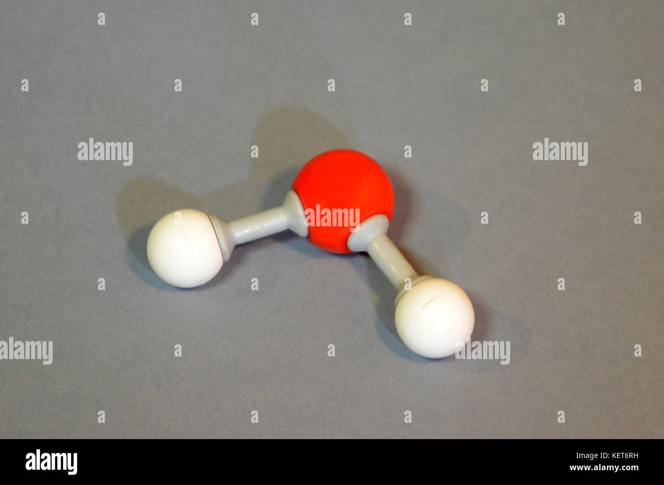 Molekülmodell des Wassers. rot ist Sauerstoff, weiß ist Wasserstoff. Stockfoto