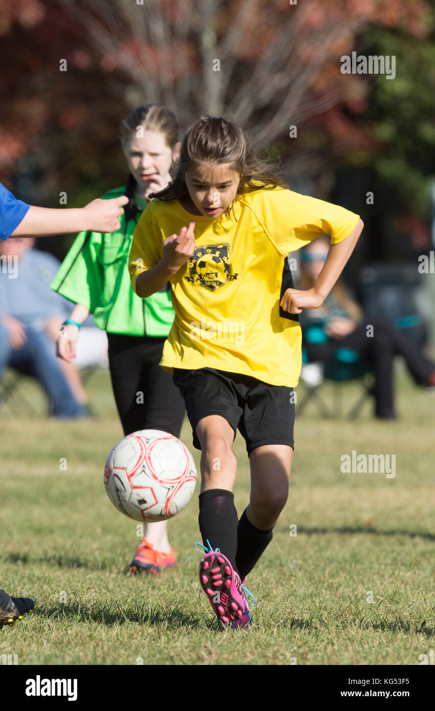 Eine 9-jährige Mädchen in einem Jugend Fußball Match in Moretown, Vermont Stockfoto