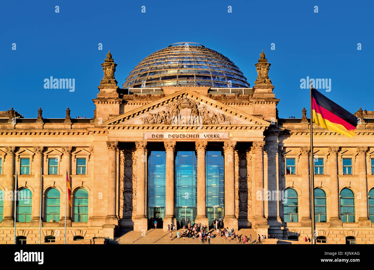 Vorderansicht des Deutschen Bundestages in Berlin mit Flagge Stockfoto