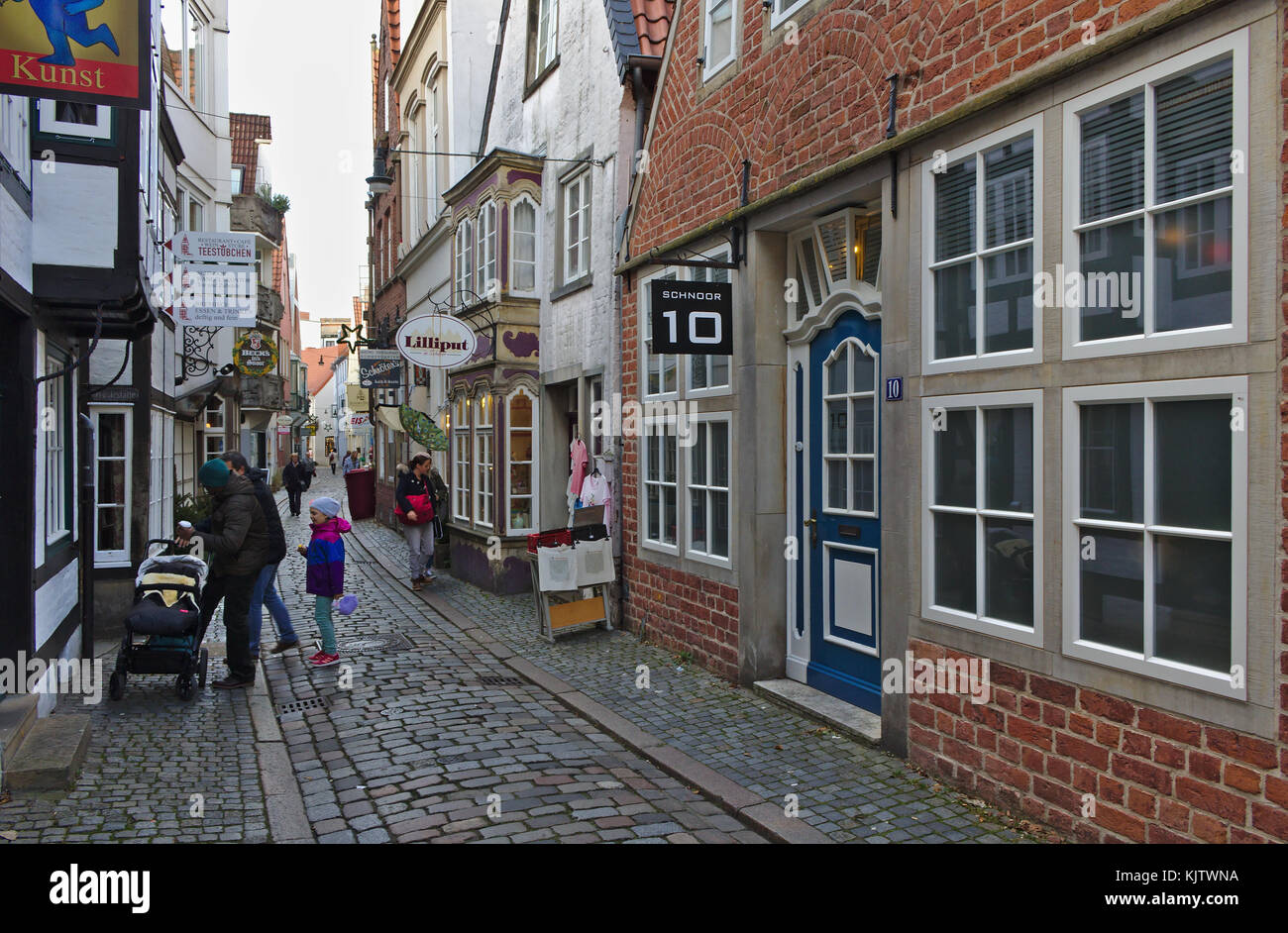 Bremen, Deutschland - 23. November 2017 - schmale Kopfsteinpflasterstraße im historischen Schnoor-Viertel mit Restaurants und Geschäften Stockfoto