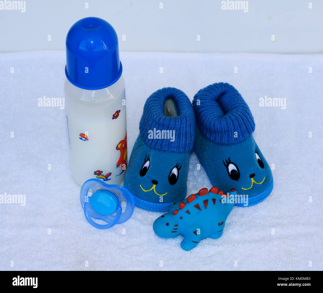 Baby Sachen für junge isoliert. Der trendige Mode Kleidung und Kinder Material für kleine Baby Boy. Baby Milch, Spielzeug, Schnuller, blau kleine Schuhe mit dem Lächeln Stockfoto