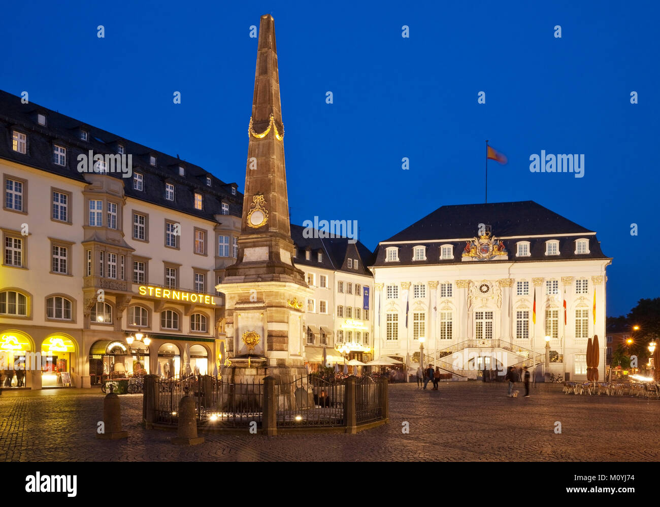 Altes Rathaus mit Brunnen, Bonn, Blaue Stunde, Nordrhein-Westfalen, Deutschland Stockfoto