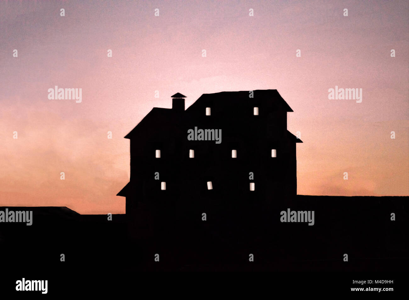 Eine große, spooky und mishapen Gebäude silhouette Haus aginast ein Redding Himmel bei Sonnenuntergang. Stockfoto