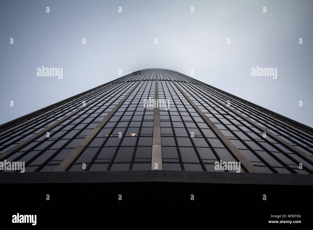 PARIS, Frankreich, 19. Dezember 2017: Turm Montparnasse (Tour Montparnasse) von unten in einem bewölkten Nachmittag genommen. In den 1970er Jahren, es ist die t Stockfoto