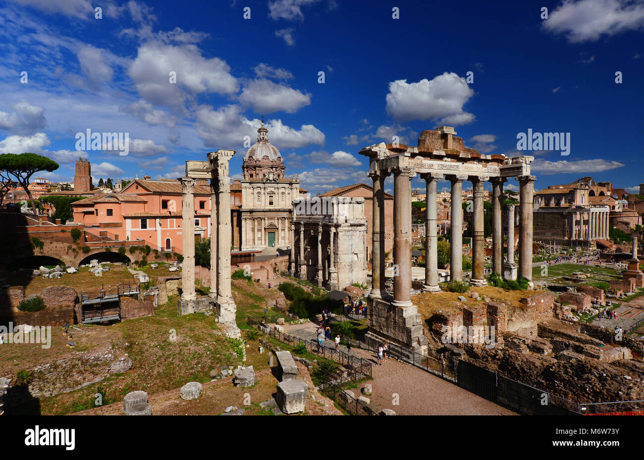 Touristen besuchen die Ruinen des Forum Romanum im historischen Zentrum von Rom Stockfoto