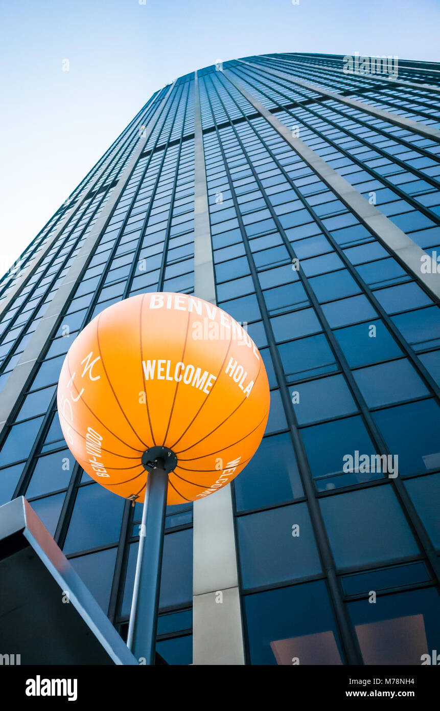 Paris, Frankreich, 23. April 2015: Low Angle View des Tour Montparnasse in Paris mit einem Ballon-Form mehrsprachige Willkommen Zeichen im Vordergrund. Stockfoto