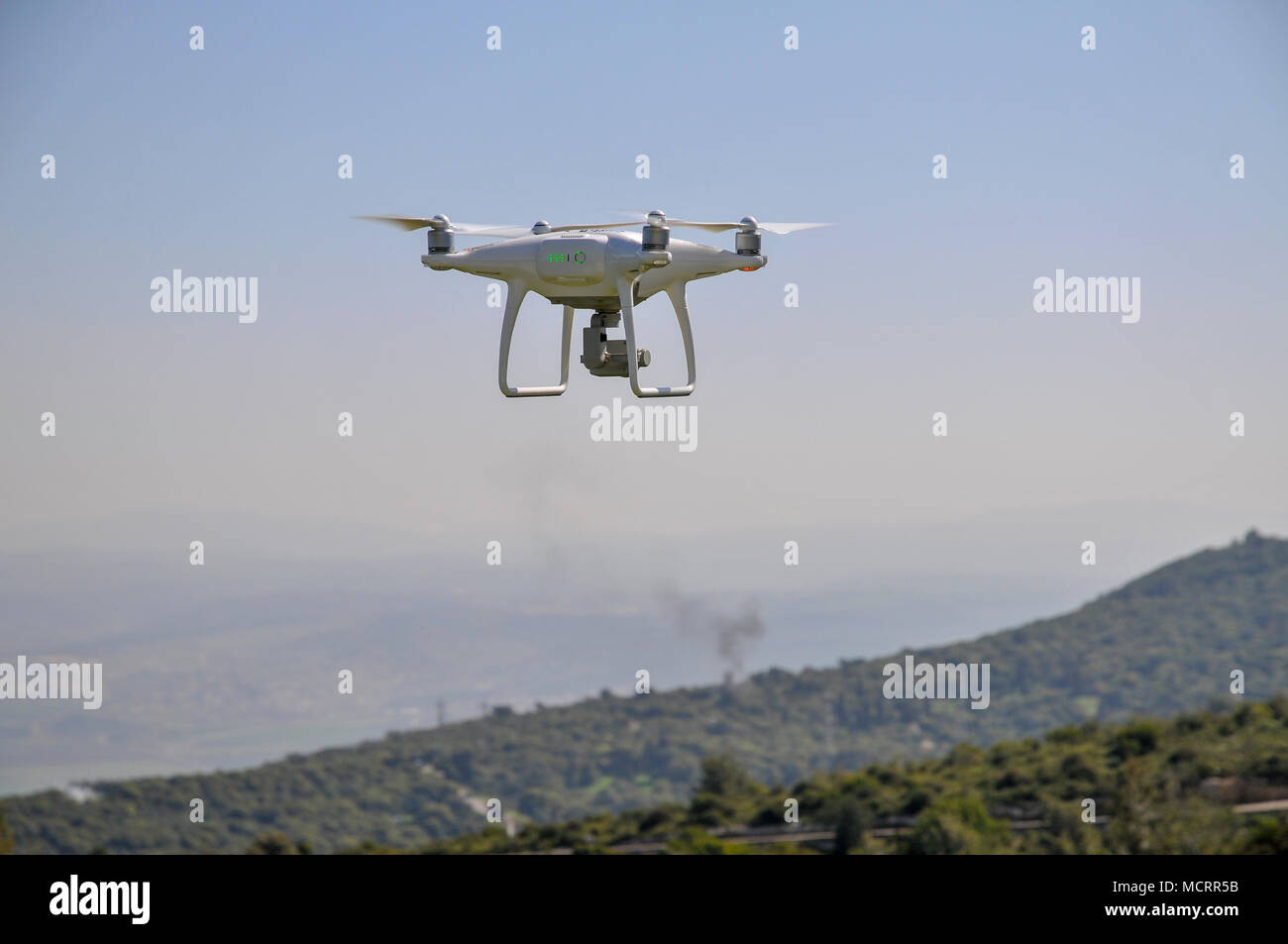 Fernbedienung Quadrocopter, Drone, mit Kamera vor blauem Himmel fliegen Stockfoto