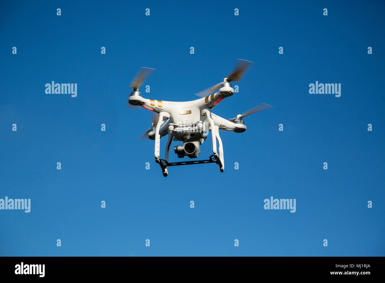 Drone im Flug gegen blauen Himmel Stockfoto