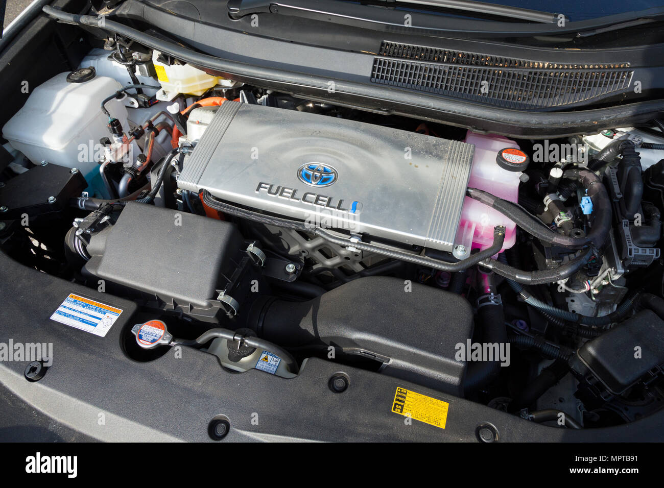 Unter der Motorhaube eines Toyota Mira ein Auto mit Null Emissionen Wasserstoff Brennstoffzelle Technologie ist es an die Macht. (97) Stockfoto